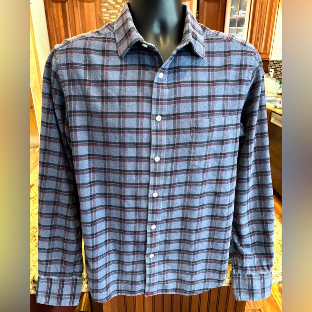 UNTUCKit Men's button front flannel‎ shirt. Sharp blue/Burgundy plaid with logo.